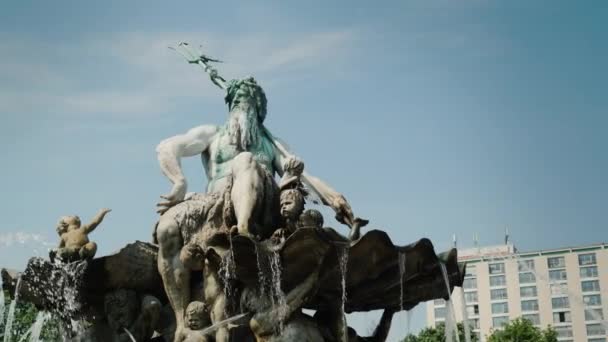 Steadicam shot: La Fuente de Neptuno en el centro de Berlín — Vídeos de Stock