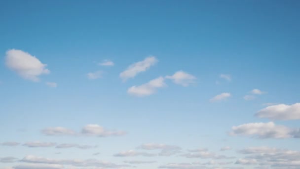 Mavi gökyüzünde süzülen beyaz bulutlar — Stok video