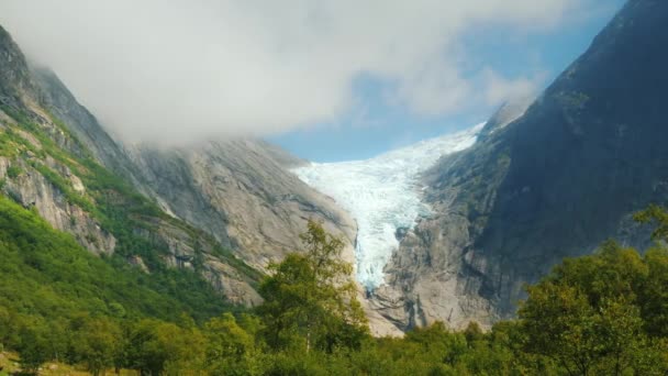 Hielo blanco en la cima de la montaña Glaciar Briksdal en Noruega, popular entre los turistas lugar — Vídeo de stock