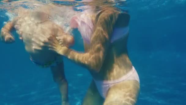 Pojken dyk i poolen. Underwater video. Slow motion 10 bit video — Stockvideo