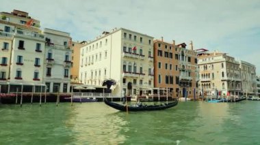 Ünlü Grand Canal Venedik'te gondol ve tekneler float