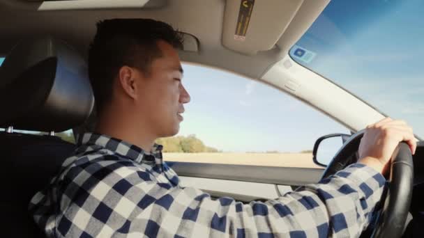 Autista asiatico che guida una macchina — Video Stock