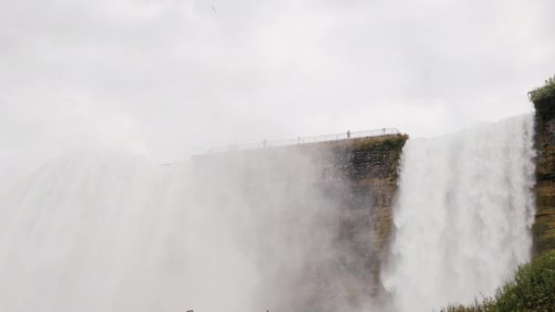 De Niagara watervallen. Onderaanzicht op een bewolkte dag — Stockvideo