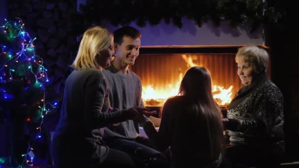 暖炉のそばで楽しむ多世代家族 — ストック動画
