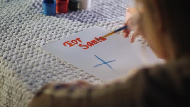 Niño escribe una carta a Santa Claus — Vídeo de stock