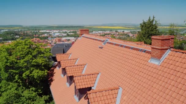 Pan shot: Vista do topo da pitoresca cidade de Wernigerode - uma cidade na Alemanha no estado federal da Saxônia — Vídeo de Stock