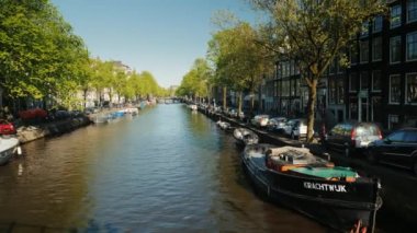 Amethe, Hollanda, Mayıs 2018: Açık bir bahar gününde Amsterdam 'da rahat bir kanal