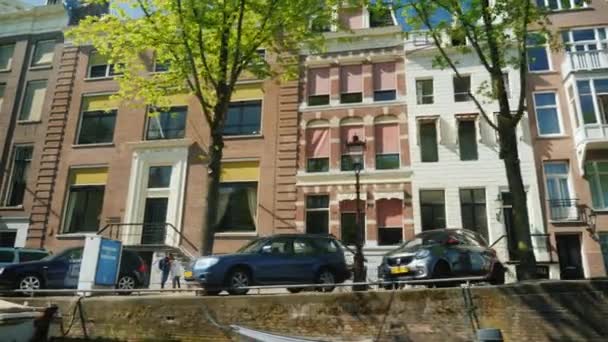 Amesterdam, Ολλανδία, Μάιος 2018: Θέα από κρουαζιερόπλοιο στους παλιούς δρόμους του Άμστερνταμ — Αρχείο Βίντεο