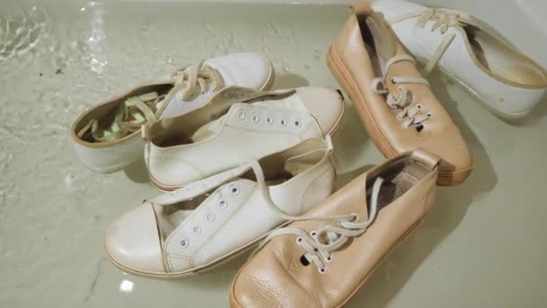 Néhány pár női cipő elázik a fürdőszobában. — Stock videók