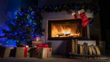 Noel için dekore edilmiş şömine ve hediye çorapları.