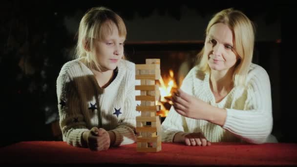 Μια γυναίκα με ένα παιδί που παίζει ένα επιτραπέζιο παιχνίδι όπου χρειάζεται ακρίβεια — Αρχείο Βίντεο