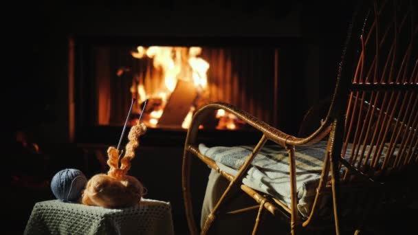 Plaats voor een warme winteravond - schommelstoel en handwerkset — Stockvideo