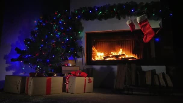 Kamin dekoriert für Weihnachten und Geschenksocken darüber — Stockvideo
