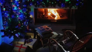 Sıcak bir kış akşamı için sallanan sandalye ve şömine. Üst görünüm