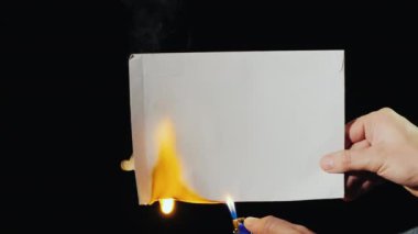 Bir adam açılmamış bir mektubu yakar.
