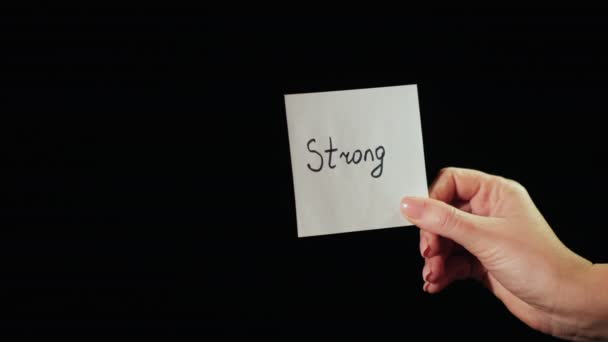 L'homme brûle un papier avec l'inscription Strong — Video