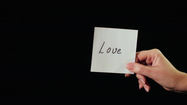 L'homme brûle un papier avec l'inscription Amour — Video