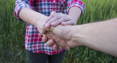 İki çiftçi arasında sıkı bir tokalaşma