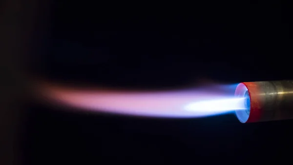 Vista lateral, una boquilla con un chorro de llama azul — Foto de Stock