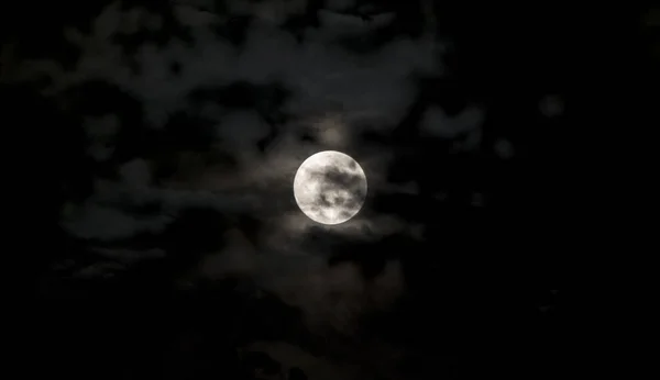 Полная луна в темном небе с облаками — стоковое фото