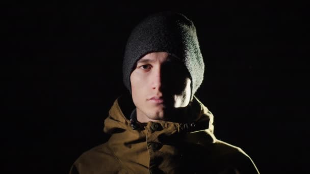 Kontrast ışıkta genç bir adamın portresi — Stok video