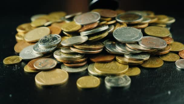 Münzen in Staubsaugerrohre gesaugt. Geld verdienen Konzept — Stockvideo