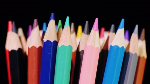 Набір різнокольорових олівців на чорному тлі — стокове відео