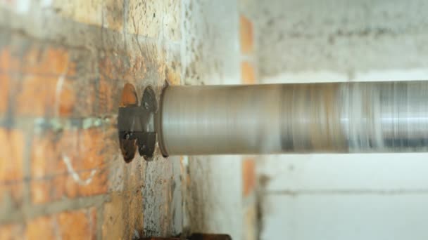 Agujeros de perforación en una pared de ladrillo para tender cables de alimentación — Vídeos de Stock