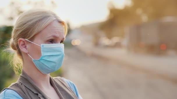 Uma mulher mascarada protege os pulmões da poeira no ar — Vídeo de Stock