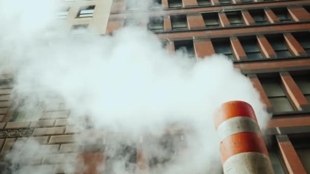 Gestreiftes Rohr, aus dem der Dampf strömt - eines der Symbole New Yorks — Stockvideo
