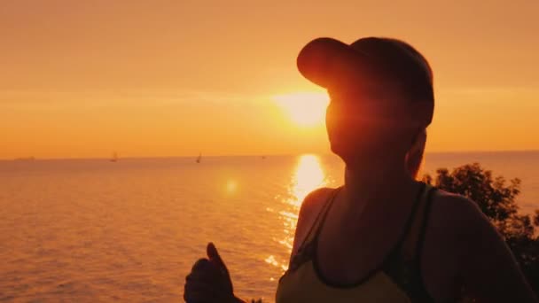 Jeune femme active courant au coucher du soleil — Video