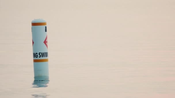 Life boj indikerar gränsen bortom vilken simmare inte kan simma — Stockvideo