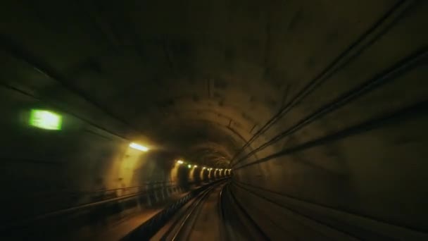 Snelle rit in de metro tunnel — Stockvideo