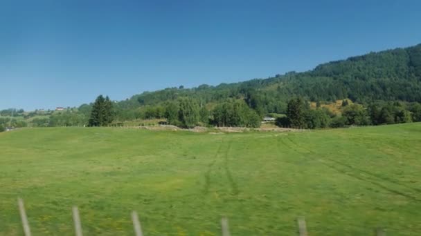 Blick auf die schöne ländliche Landschaft Skandinaviens, gefilmt aus dem Autofenster — Stockvideo