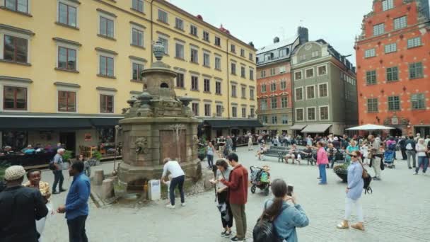 ストックホルム、スウェーデン、 2018年7月:ガンラ・スタンの中心部にある旧市街の広場. — ストック動画