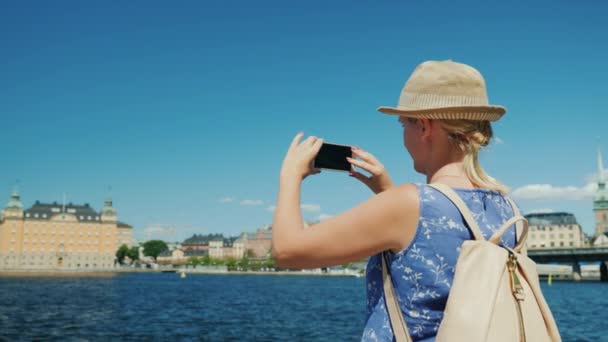 Γυναίκα τουρίστας παίρνει φωτογραφίες από την όμορφη θέα στη Στοκχόλμη — Αρχείο Βίντεο