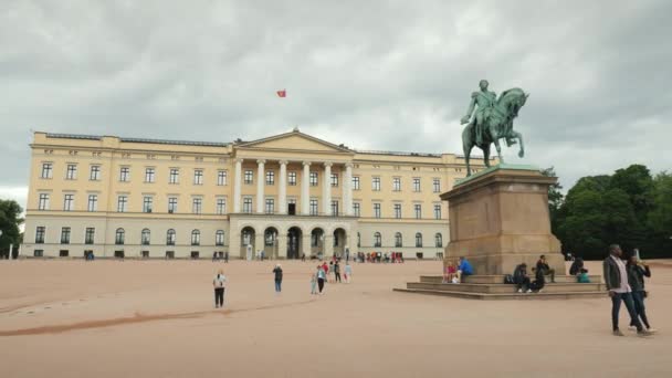 Oslo, Noorwegen, juli 2018: Beroemd gebouw van het koninklijk paleis In Oslo lopen toeristen in de buurt — Stockvideo