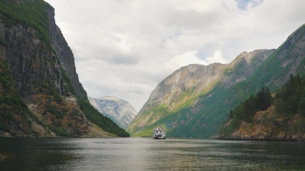 En liten fiskebåt i Norges pittoreska fjord. Skandinaviens fiskerikoncept — Stockvideo