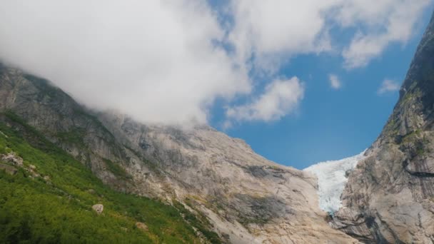 Briksdalglaciären på sommaren. Is förblev endast på toppen av berget. Glaciären är känd för att ändra storlek beroende på årstid — Stockvideo