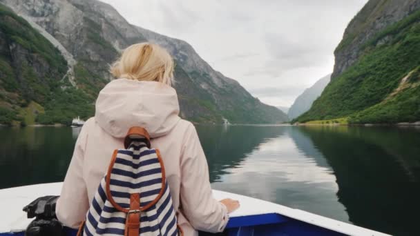 Una donna di successo viaggia in Norvegia, guarda attraverso il binocolo il bellissimo paesaggio — Video Stock