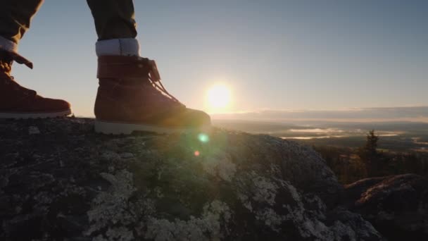 Nohy na velkém kameni na vrcholu hory. Koncepce úspěchu a vítězství — Stock video