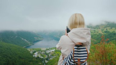 Kadın gezgin Norveç fiyort, İskandinavya gezisi doğal bir görünüm fotoğrafları