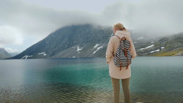 Женщина любуется красивым горным озером в горах Норвегии . — стоковое фото