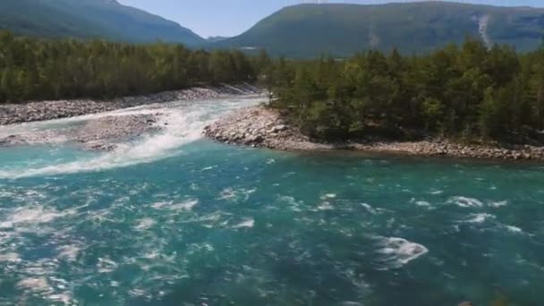 Lovagoljon végig egy gyönyörű hegyi folyó és erdő Norvégiában, kilátás egy autó ablak — Stock videók
