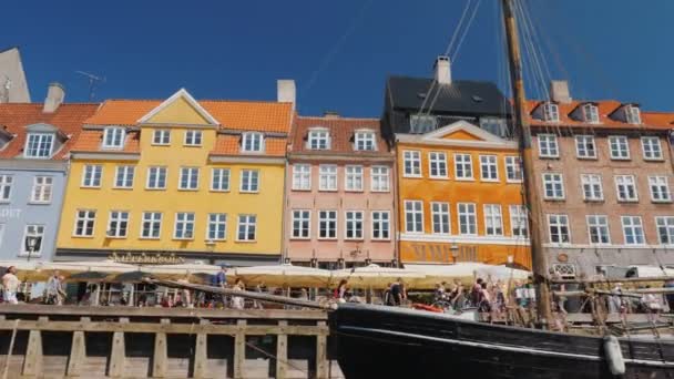 Koppenhága, Dánia, 2018. július: Úszni Nyhavn mentén - népszerű hely a turisták körében. Koppenhága egyik legismertebb helye, a város névjegykártyája. — Stock videók