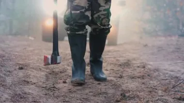 Mans botları ve kanlı ön-ön kameranın sabit çekimi kameraya yaklaşıyor.