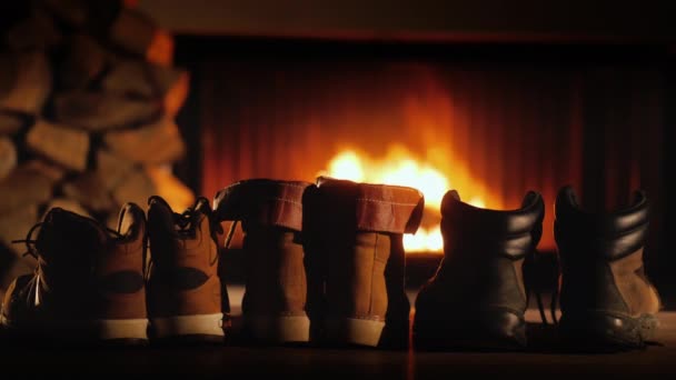 Trockene Schuhe am Kamin, abends nach einem Winterspaziergang — Stockvideo