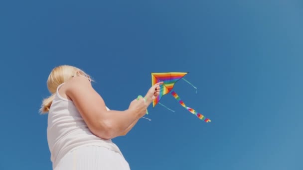 Young woman playing with kite, bottom view — Stock Video