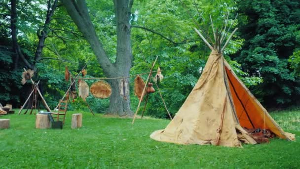 Campo dei nativi americani nella foresta — Video Stock