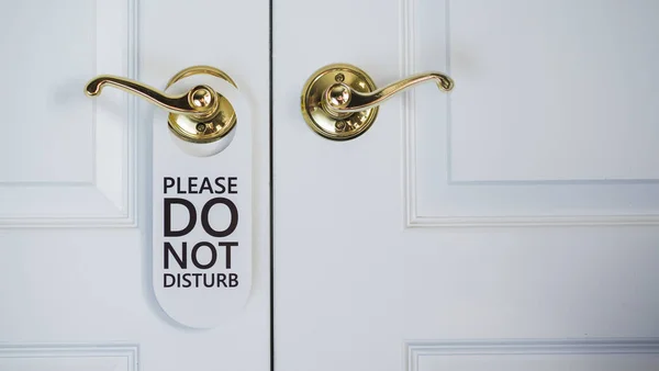 Znak nie przeszkadza przy drzwiach pokoju hotelowego — Zdjęcie stockowe